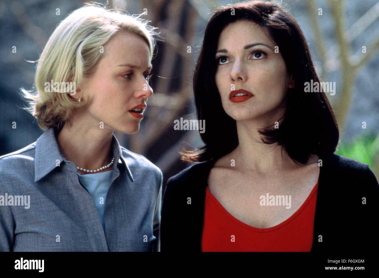 16. Mai 2001; Paris, Frankreich; NAOMI WATTS (links) als Betty Elms/Diane Selwyn und LAURA HARRING als Rita/Camilla Rhodes in der "Mulholland Dr." unter der Regie von David Lynch. Stockfoto