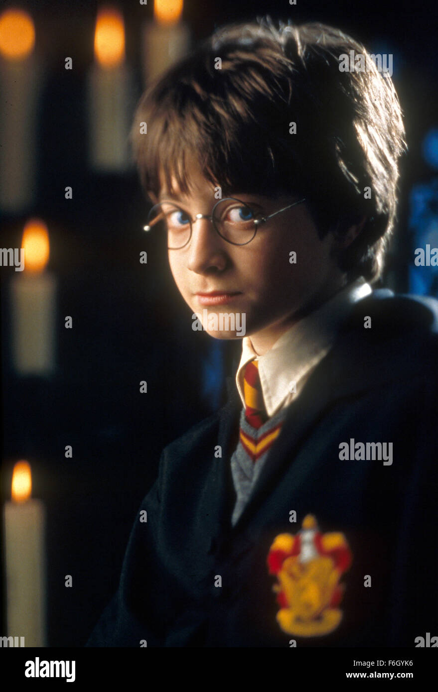 Datum der Freigabe: 4. November 2001. FILMTITEL: Harry Potter und der Stein der weisen. STUDIO: Fox. PLOT: An seinem 11. Geburtstag junge Harry Potter entdeckt das Leben, das er nie wusste, dass er das Leben eines Assistenten hatte. In seinem ersten Jahr an der Hogwarts Schule für Hexerei und Zauberei trifft er seine beiden besten Freunde Ron Weasley, Experte für Assistenten Schach, und Hermine Granger, ein Mädchen mit Eltern nicht-Magie. Harry lernt das Spiel Quiditch und Assistenten Schach auf seinem Weg, mit Blick auf einen dunklen Künste Lehrer, gebogen ist, auf ihn zu zerstören. Im Bild: DANIEL RADCLIFFE als Harry Potter. Stockfoto