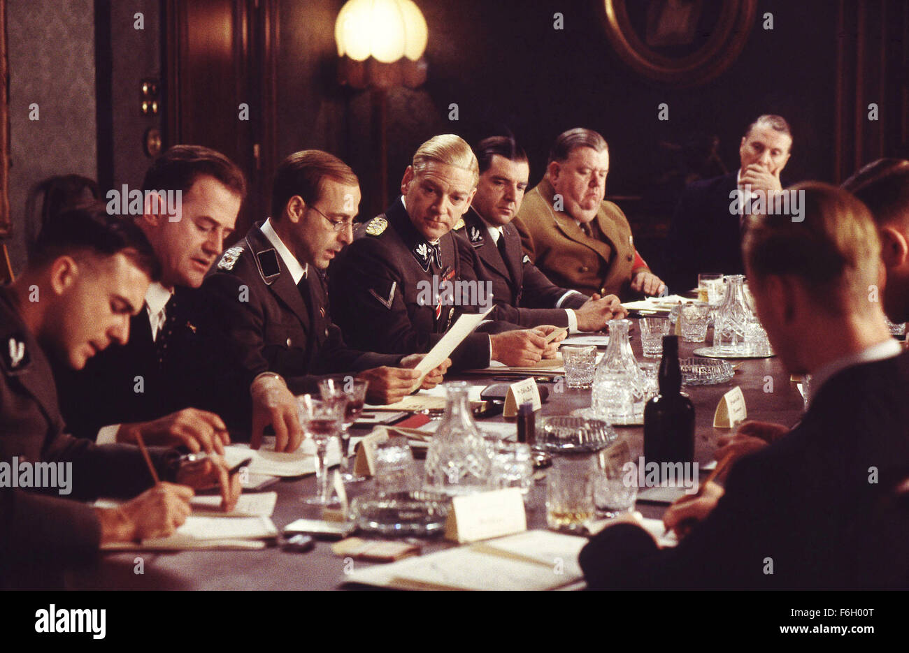 1. Dezember 2001; Hollywood, Kalifornien, USA; Die HBO-Film "Conspiracy: The Meeting am Wannsee", greift das Dritte Reich berühmt-berüchtigten Plan, die finale Lösung des Holocaust zu starten. Im Bild, Mitte: Schauspieler STANLEY TUCCI als Oberstleutnant Adolf Eichmann und KENNETH BRANAGH als General Reinhard Heydrich. Stockfoto