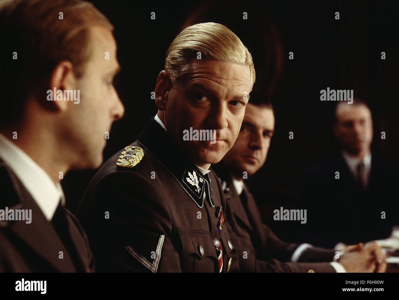 1. Dezember 2001; Hollywood, Kalifornien, USA; Die HBO-Film "Conspiracy: The Meeting am Wannsee", greift das Dritte Reich berühmt-berüchtigten Plan, die finale Lösung des Holocaust zu starten. Im Bild, Mitte: Schauspieler STANLEY TUCCI als Oberstleutnant Adolf Eichmann und KENNETH BRANAGH als General Reinhard Heydrich. Stockfoto