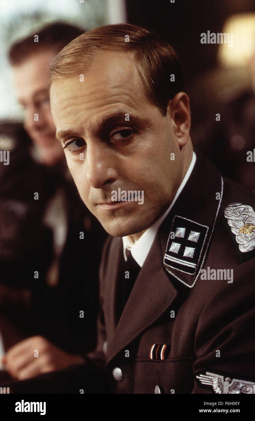 1. Dezember 2001; Hollywood, Kalifornien, USA; Die HBO-Film "Conspiracy: The Meeting am Wannsee", greift das Dritte Reich berühmt-berüchtigten Plan, die finale Lösung des Holocaust zu starten. Abgebildet, Schauspieler STANLEY TUCCI als Lt. Adolf Eichmann. Stockfoto