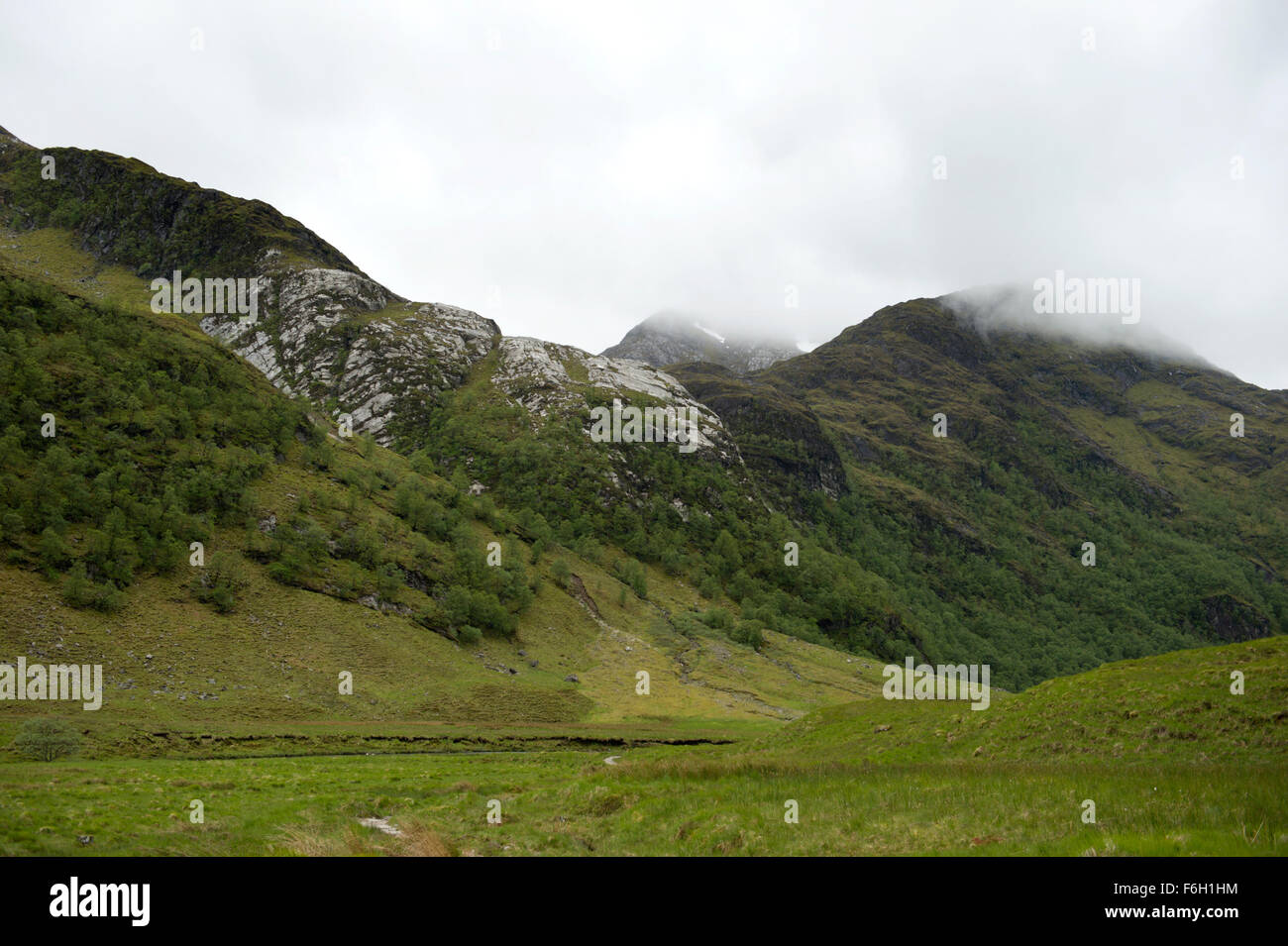 Blickte Glen Nevis an einem typisch schottischen kalten und nebligen Tag, wo die Gipfel der umliegenden Berge sind versteckt Stockfoto