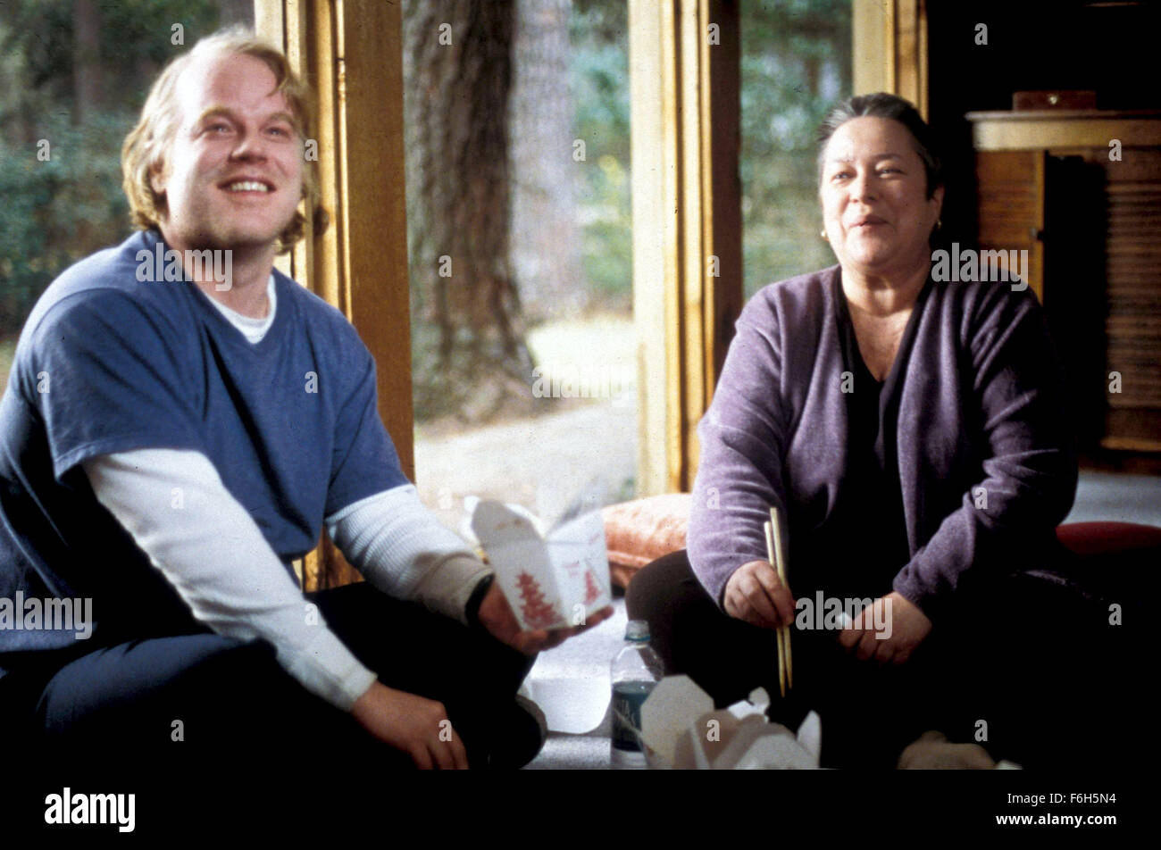14. Januar 2002; Hollywood, Kalifornien, USA; PHILIP SEYMOUR HOFFMAN als Wilson Joel und KATHY BATES als Mary Ann Bankhead in dem Drama "Love Liza'' unter der Regie von Todd Louiso. Stockfoto