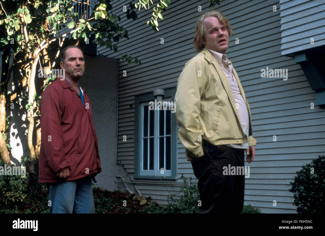 14. Januar 2002; Hollywood, Kalifornien, USA; JACK KEHLER (links) als Denny und PHILIP SEYMOUR HOFFMAN als Wilson Joel in dem Drama "Love Liza'' unter der Regie von Todd Louiso. Stockfoto