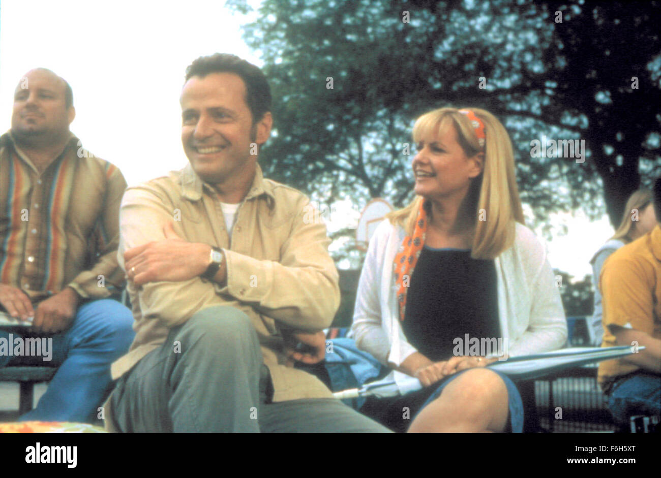 15. Mai 2002; Chicago, IL, USA; Schauspieler AIDAN QUINN als Joe O' Malley und BONNIE HUNT als Margaret O'Malley Stern in einer Szene des Dramas "Gestohlen Sommer" unter der Regie von Pete Jones. In der Geschichte ist Pete (Adiel) ein acht-Jahr-alte katholische Junge wuchs in einem Vorort von Chicago in die Mitte der 70er. Pete besucht katholische Schule, wo er als Klassen lassen sich für den Sommer, von einer Nonne, folgen den Weg des Herrn, und nicht, dass der Teufel ermahnt wird. Stockfoto