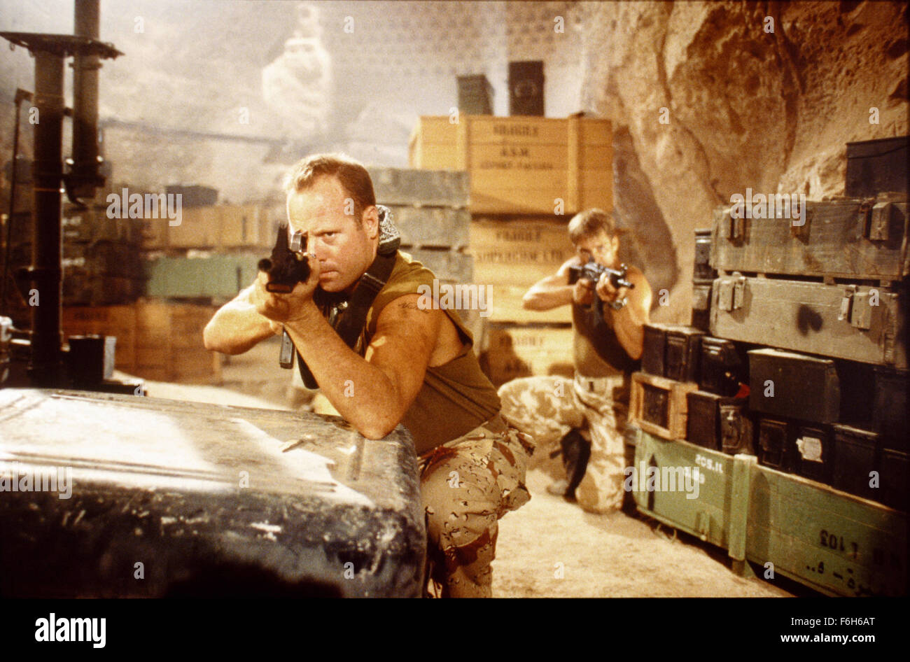 Erscheinungsdatum: 29. Januar 2002. FILMTITEL: Delta Force One: die verlorene Patrouille. STUDIO: Frontline Entertainment Group. PLOT: Eine internationale Friedenstruppe versucht, die Beziehungen zwischen beiden orientalischen Nationen vor der Explosion in offenen Krieg zu halten. Eine Gruppe von Soldaten aus verschiedenen Nationen wird ausgelöst, wenn eine der Patrouillen in der Wüste verschwindet, zusammen, um nach ihnen zu suchen. Nach von einigen arabischen Soldaten beschossen, entdeckt die Patrouille, dass einer der Seiten eine Atomwaffe geschmuggelt hat und plant, es verwenden, um die Kämpfe zu Ende zu bringen. IM BILD: MIKE NORRIS Stockfoto