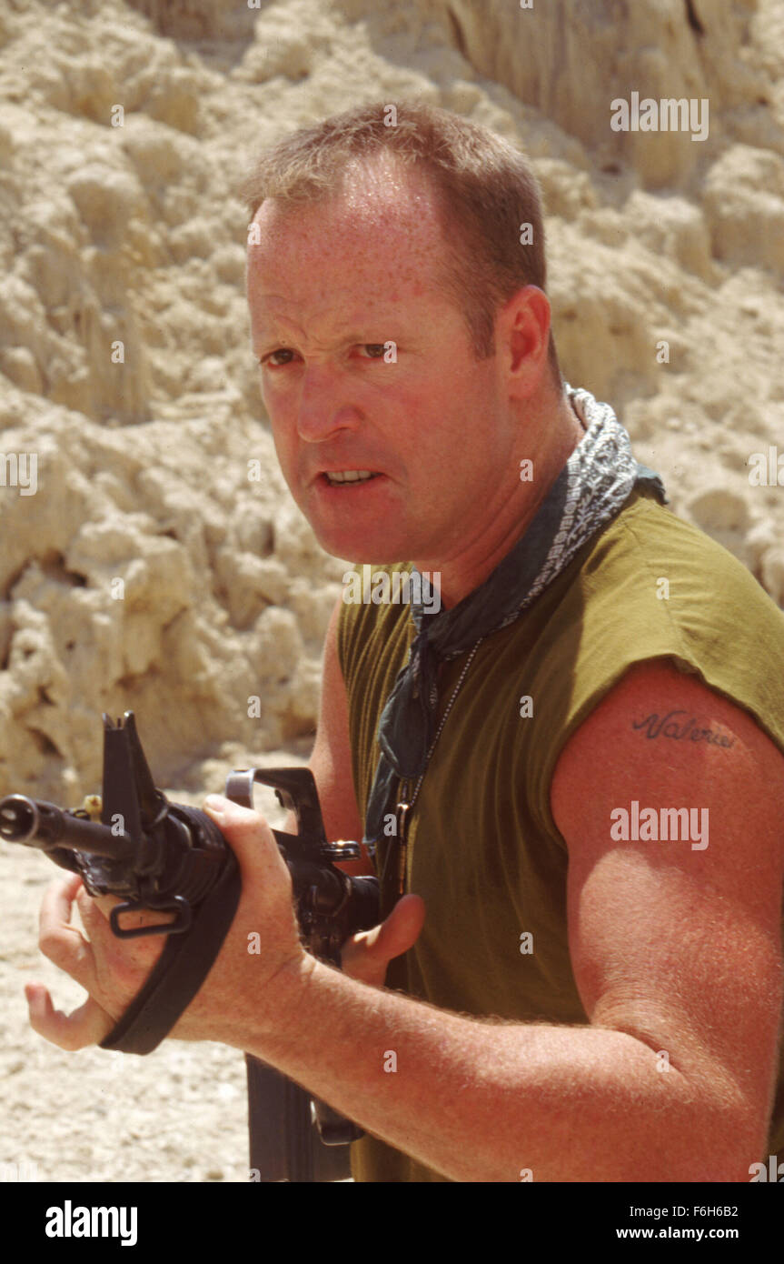 Erscheinungsdatum: 29. Januar 2002. FILMTITEL: Delta Force One: die verlorene Patrouille. STUDIO: Frontline Entertainment Group. PLOT: Eine internationale Friedenstruppe versucht, die Beziehungen zwischen beiden orientalischen Nationen vor der Explosion in offenen Krieg zu halten. Eine Gruppe von Soldaten aus verschiedenen Nationen wird ausgelöst, wenn eine der Patrouillen in der Wüste verschwindet, zusammen, um nach ihnen zu suchen. Nach von einigen arabischen Soldaten beschossen, entdeckt die Patrouille, dass einer der Seiten eine Atomwaffe geschmuggelt hat und plant, es verwenden, um die Kämpfe zu Ende zu bringen. IM BILD: MIKE NORRIS Stockfoto