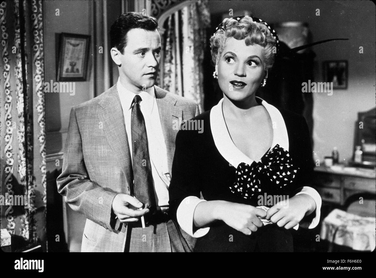 1954, Filmtitel: Es sollte Ihnen passieren, Regie: GEORGE CUKOR, Studio: COLUMBIA, im Bild: Herstellung, JUDY HOLLIDAY, JACK LEMMON, fassungslos, schockiert, Lügen, Rauchen, Zigarette. (Bild Kredit: SNAP) Stockfoto