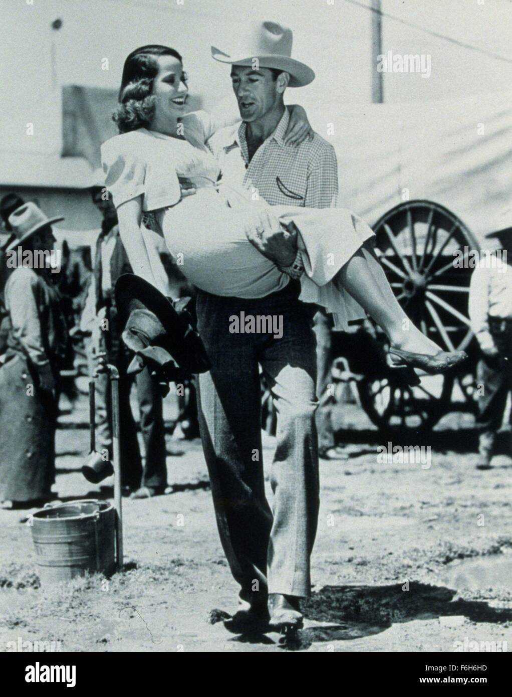 1938, Filmtitel: COWBOY und die Dame, Regisseur: H C POTTER, Studio: GOLDWYN, im Bild: hinter den Kulissen, tragen, Kleidung, GARY COOPER, FILMSET, MERLE OBERON, H C POTTER. (Bild Kredit: SNAP) Stockfoto