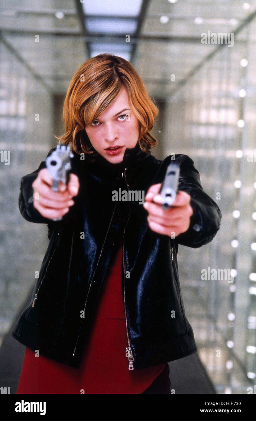 15. März 2002; Paris, Frankreich; MILLA JOVOVICH als Alice in Action, Sci-Fi, Thriller "Resident Evil" unter der Regie von Paul W.S. Anderson. Stockfoto
