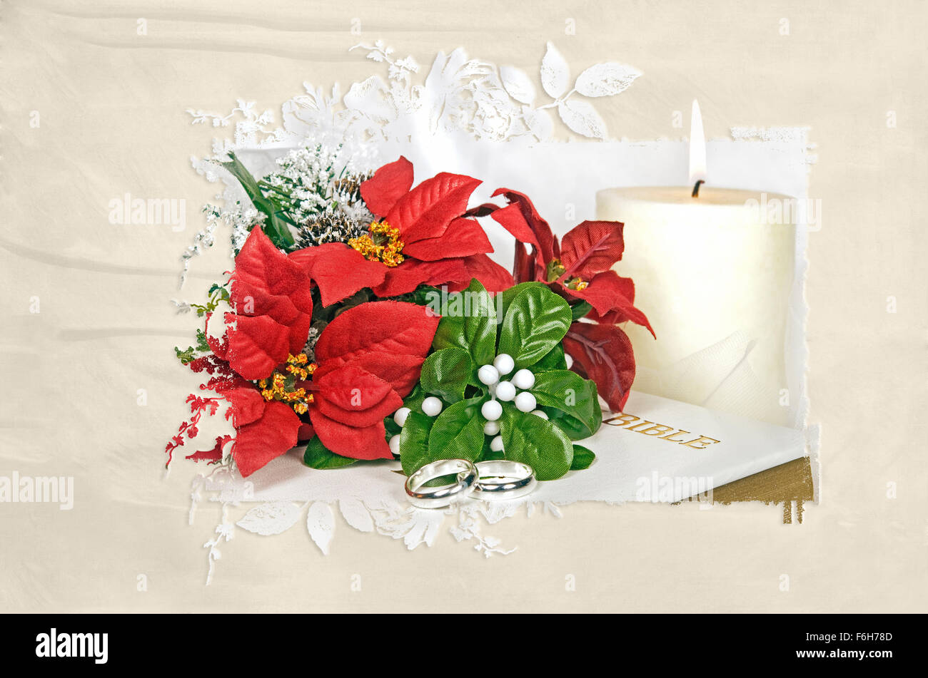 Weihnachtsstern Bridal Bouquet und silberne Hochzeit Ringe auf weiße Bibel in eleganten Maskenrahmen. Stockfoto