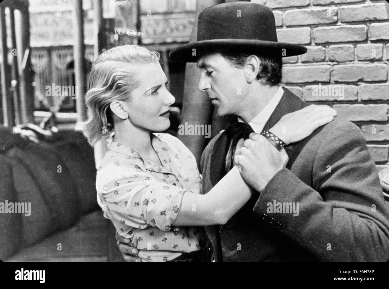 1936, Filmtitel: "Plainsman", Regie: CECIL B DeMILLE, Studio: PARAMOUNT, im Bild: JEAN ARTHUR, Kleidung, GARY COOPER, CECIL B DeMILLE, Umarmung. (Bild Kredit: SNAP) Stockfoto