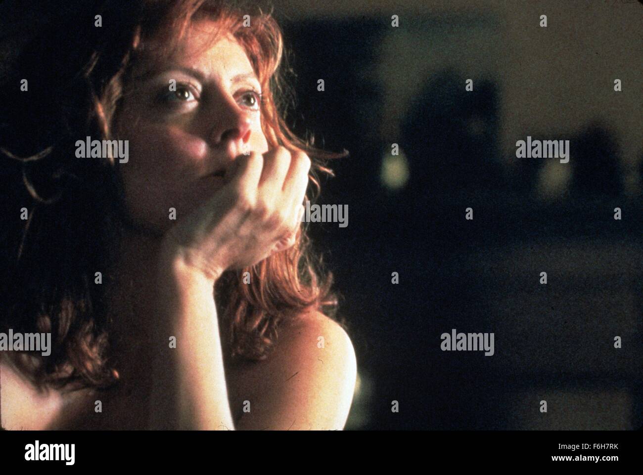 Datum der Freigabe: 19. Oktober 1990 Film Titel: White Palace STUDIO: Universal Bilder Regie: Luis Mandoki PLOT: Max Baron (James Spader) ist ein 27-Year-Old hoch fliegenden Werbefachmann immer noch von dem Tod seiner Frau erholt. Eine Nacht ist er in einer Bar trifft er Nora Baker (Susan Sarandon) 43-j hrige Kellnerin mit einer Fixierung auf Marilyn Monroe. Das Paar verlieben sich allmählich, obwohl Alter und soziale Unterschiede bedeuten, dass der Weg der wahren Liebe mit Problemen übersät ist.   Im Bild: SUSAN SARANDON als Nora Bäcker.   (Bild Kredit: C Universal Pictures/Entertainment Bilder / Stockfoto