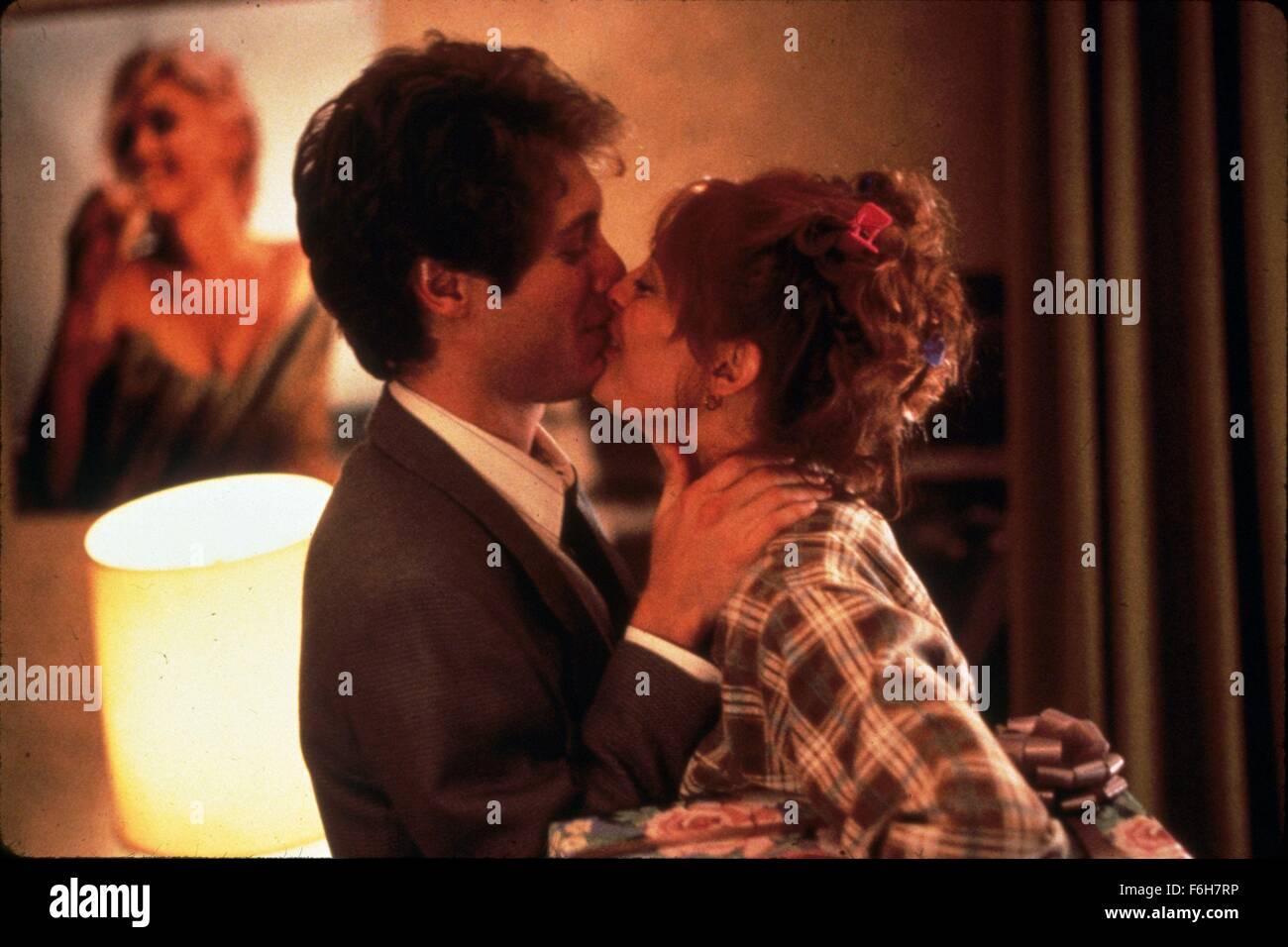 Datum der Freigabe: 19. Oktober 1990 Film Titel: White Palace STUDIO: Universal Bilder Regie: Luis Mandoki PLOT: Max Baron (James Spader) ist ein 27-Year-Old hoch fliegenden Werbefachmann immer noch von dem Tod seiner Frau erholt. Eine Nacht ist er in einer Bar trifft er Nora Baker (Susan Sarandon) 43-j hrige Kellnerin mit einer Fixierung auf Marilyn Monroe. Das Paar verlieben sich allmählich, obwohl Alter und soziale Unterschiede bedeuten, dass der Weg der wahren Liebe mit Problemen übersät ist.   Im Bild: SUSAN SARANDON als Nora Baker und JAMES SPADER als Max Baron.   (Bild Kredit: C Universal Bildern Stockfoto