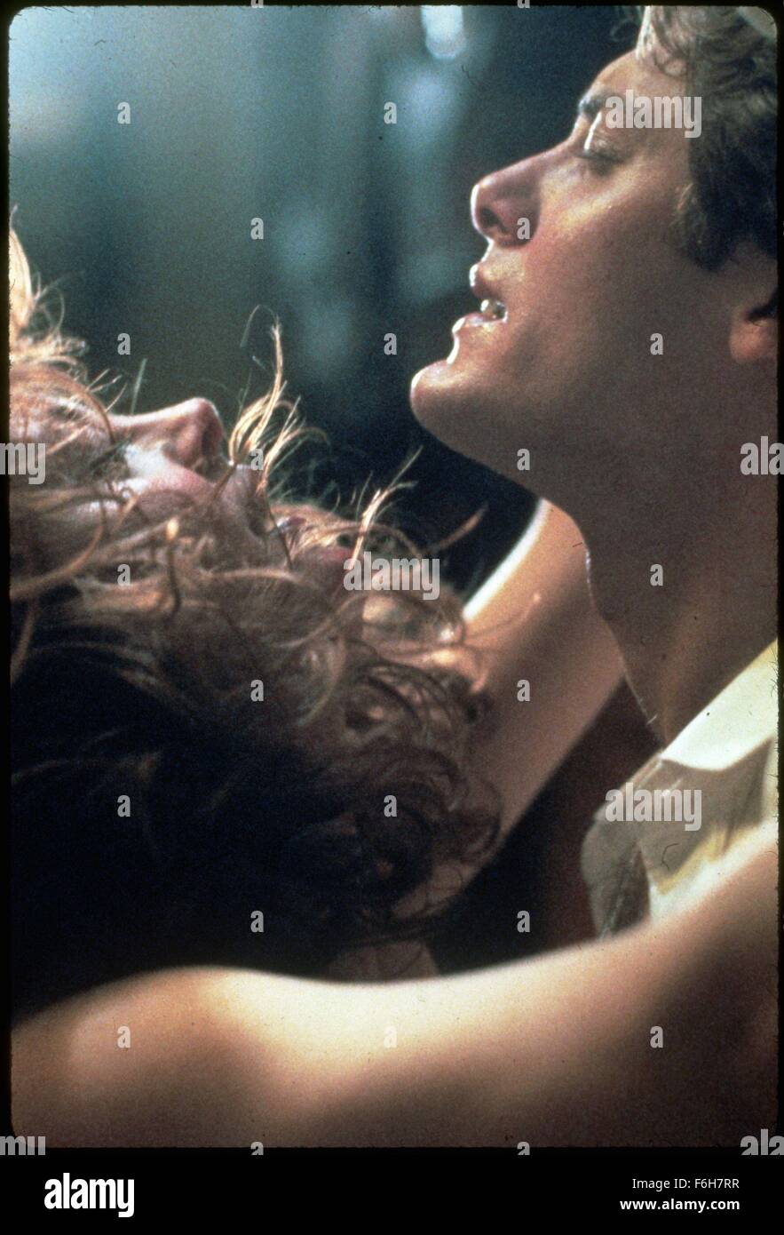 Datum der Freigabe: 19. Oktober 1990 Film Titel: White Palace STUDIO: Universal Bilder Regie: Luis Mandoki PLOT: Max Baron (James Spader) ist ein 27-Year-Old hoch fliegenden Werbefachmann immer noch von dem Tod seiner Frau erholt. Eine Nacht ist er in einer Bar trifft er Nora Baker (Susan Sarandon) 43-j hrige Kellnerin mit einer Fixierung auf Marilyn Monroe. Das Paar verlieben sich allmählich, obwohl Alter und soziale Unterschiede bedeuten, dass der Weg der wahren Liebe mit Problemen übersät ist.   Im Bild: SUSAN SARANDON als Nora Baker und JAMES SPADER als Max Baron.   (Bild Kredit: C Universal Bildern Stockfoto