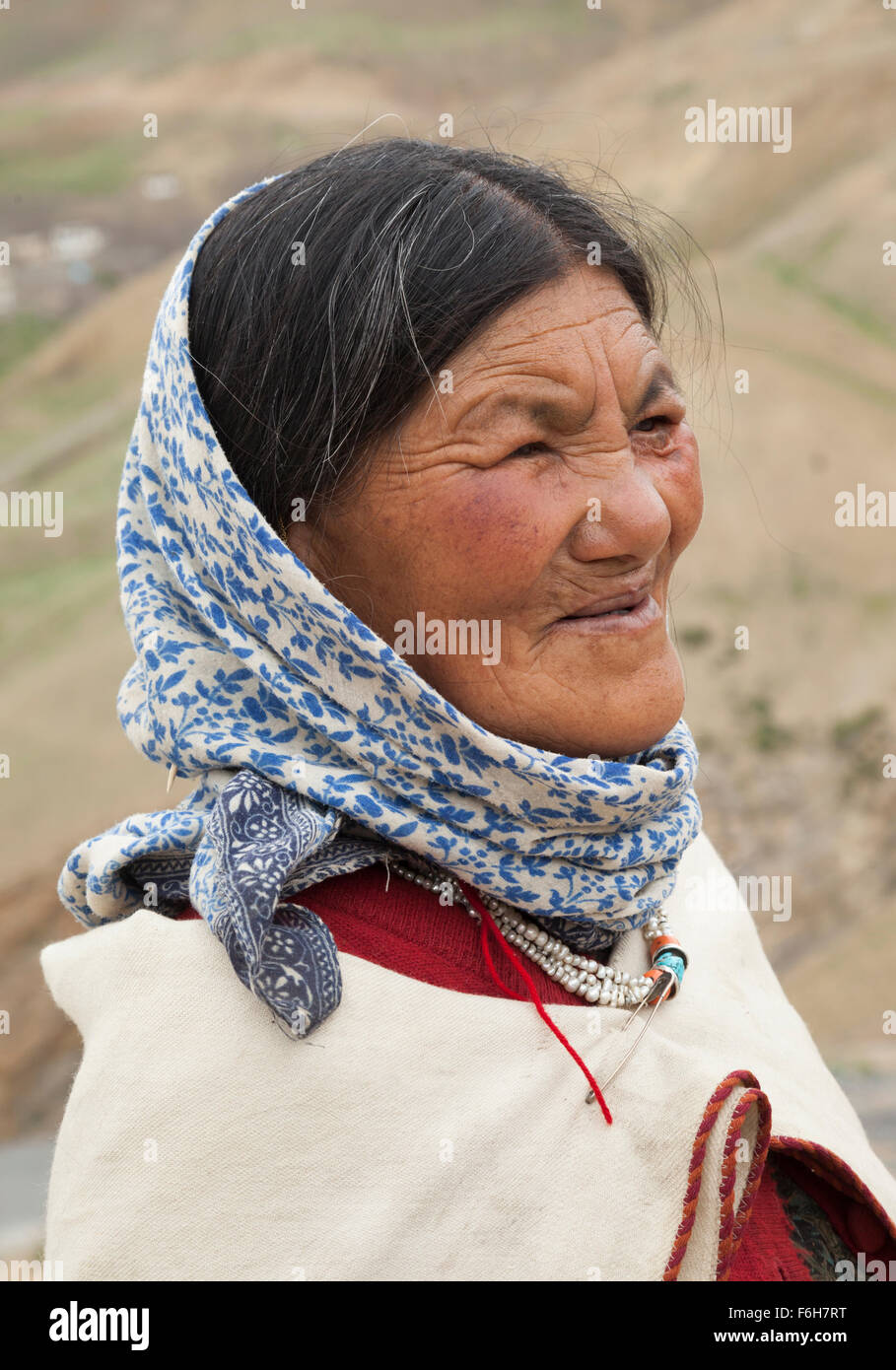 Indische Frau Straßenarbeiter in traditioneller Tracht aus der Himalaya-Region von Himachal Pradesh Stockfoto