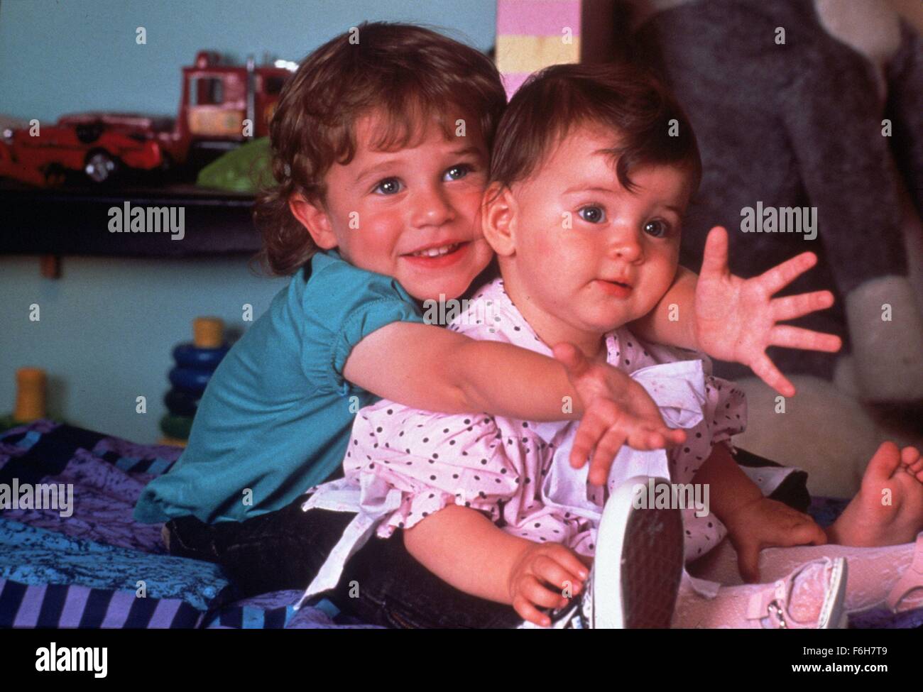 Erscheinungsdatum 14 Dezember 1990 Film Titel Look Who Sprechen Zu Studio Tristar Bilder Regisseur Amy Heckerling Plot Kleine Babys Kommentieren Die Meinungsverschiedenheiten Zwischen Mann Und Frau Im Bild Megan Milner Als Julie