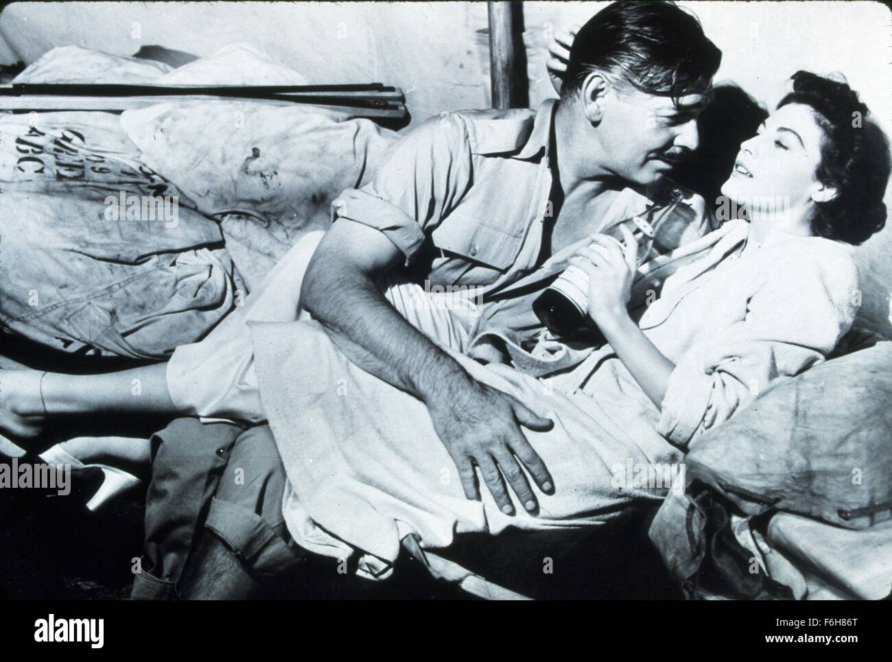 1953, Filmtitel: MOGAMBO, Regie: JOHN FORD, Studio: MGM, abgebildet: trinken, JOHN FORD, CLARK GABLE, AVA GARDNER. (Bild Kredit: SNAP) Stockfoto