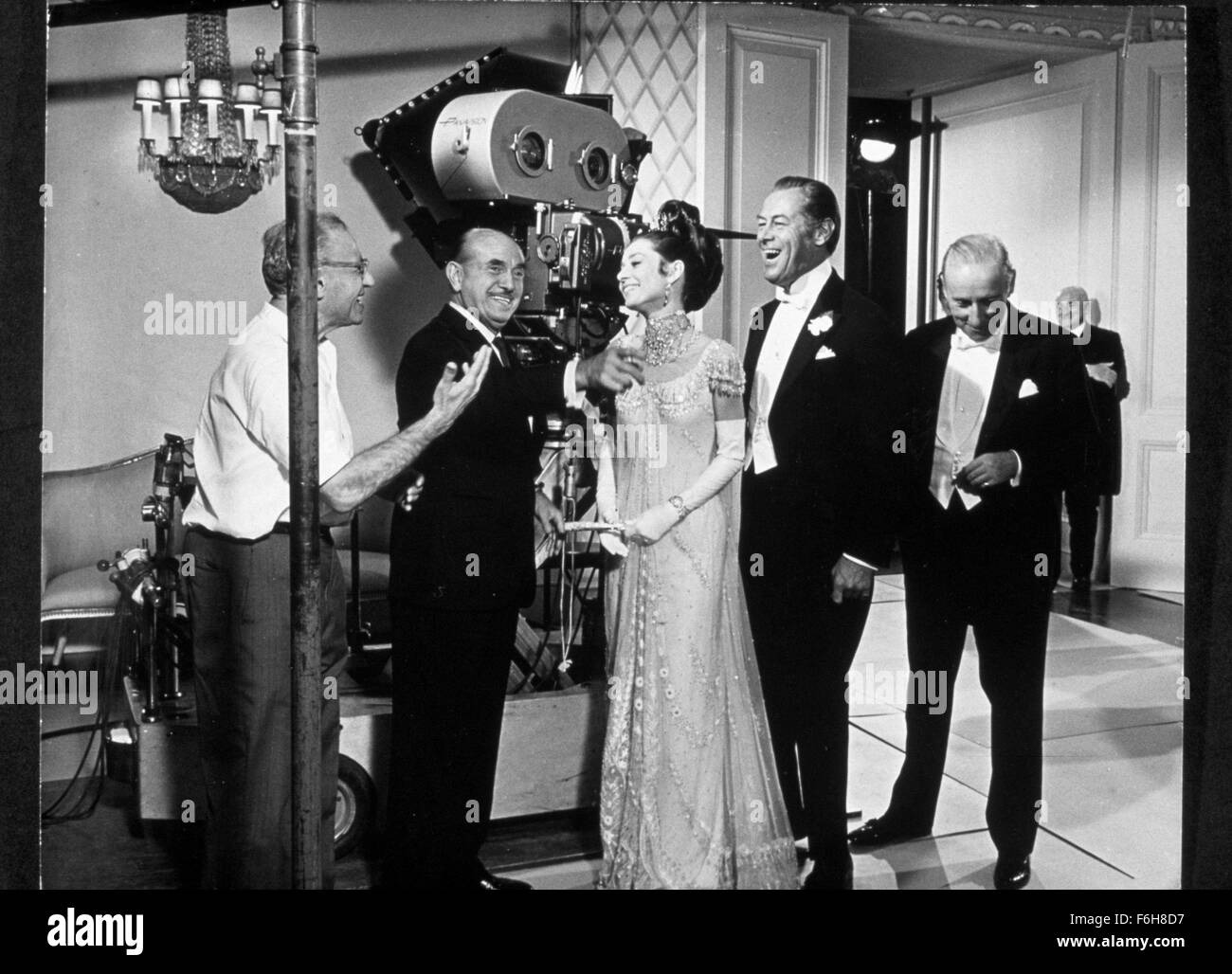 1964, Filmtitel: MY FAIR LADY, Regie: GEORGE CUKOR, Studio: WARNER, abgebildet: 1964, hinter den Kulissen, ENSEMBLE, REX HARRISON, AUDREY HEPBURN, WILFRID HYDE-WHITE, Filmkamera, Film-SET. (Bild Kredit: SNAP) Stockfoto