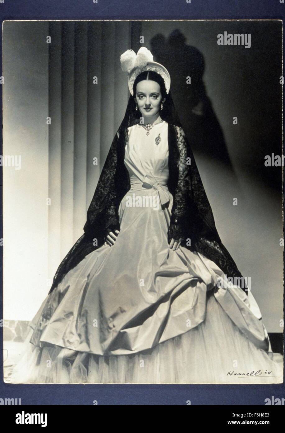 1939, Filmtitel: JUAREZ, Regie: WILLIAM DIETERLE, abgebildet: BETTE DAVIS, LATINO, Trachten, religiöse, Kleid, Schleier, PORTRAIT. (Bild Kredit: SNAP) Stockfoto