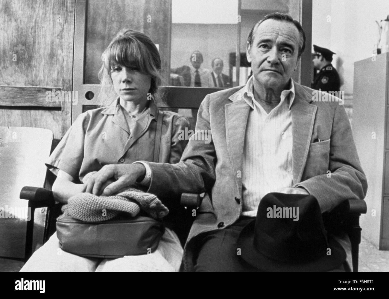 Datum der Freigabe: 12. Februar 1982 Film Titel: fehlende Direktor: Costa-Gavras STUDIO: Universal Bilder PLOT: In September1973, in Chile, der amerikanische Journalisten Charles Horman kommt in Valparaiso mit seinem Freund Terry Simon zu treffen seine Frau Beth und bringen sie zurück nach New York mit ihm. Jedoch sind sie überrascht von dem Militärputsch d'' Tat gesponsert von der US-Regierung, Präsident Salvador Allende und Charles ersetzen wird verhaftet, mit militärischer Gewalt Bild: Regisseur COSTA-GAVRAS, als und JACK LEMMON als Ed Horman (Credit Bild: C Universal Pictures/Entertainment Bilder /. Stockfoto