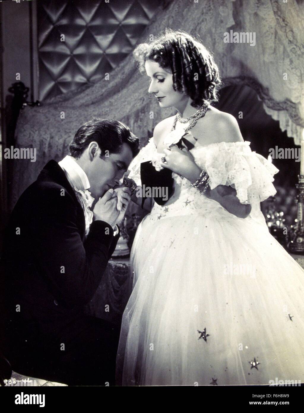 1936, Filmtitel: CAMILLE, Regie: GEORGE CUKOR, Studio: MGM, im Bild: GEORGE CUKOR, GRETA GARBO, die HAND küssen. (Bild Kredit: SNAP) Stockfoto