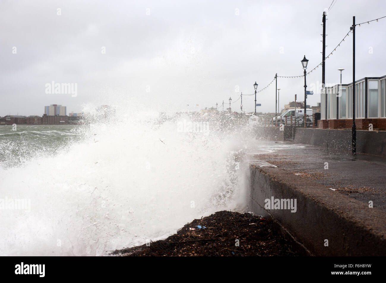 Wellen-Teig der Strandpromenade wie Barney Sturm trifft der südenglischen Küste bei Southsea uk Stockfoto