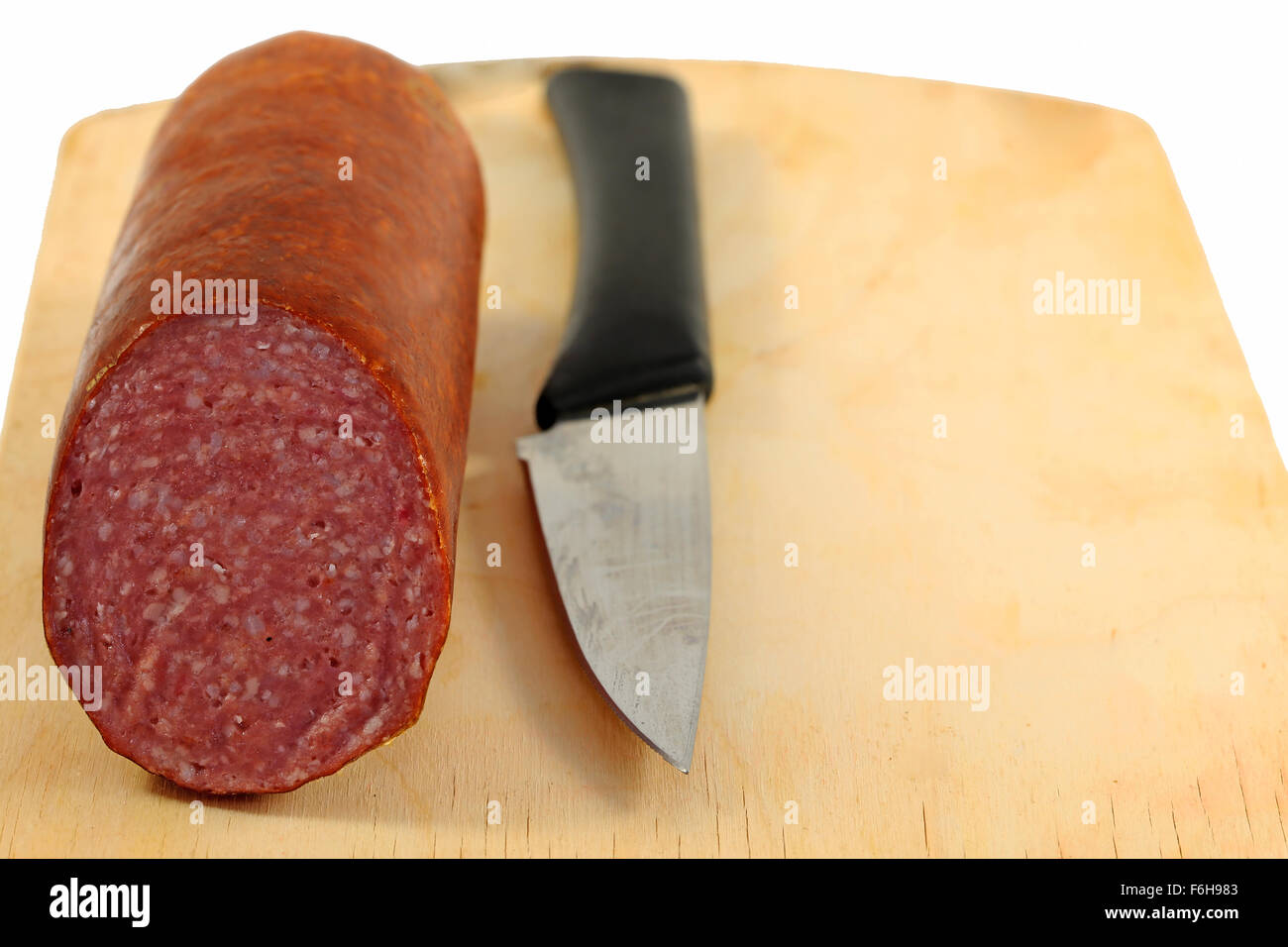Leckere Wurst Fleisch auf einem Holzbrett fotografiert hautnah Stockfoto