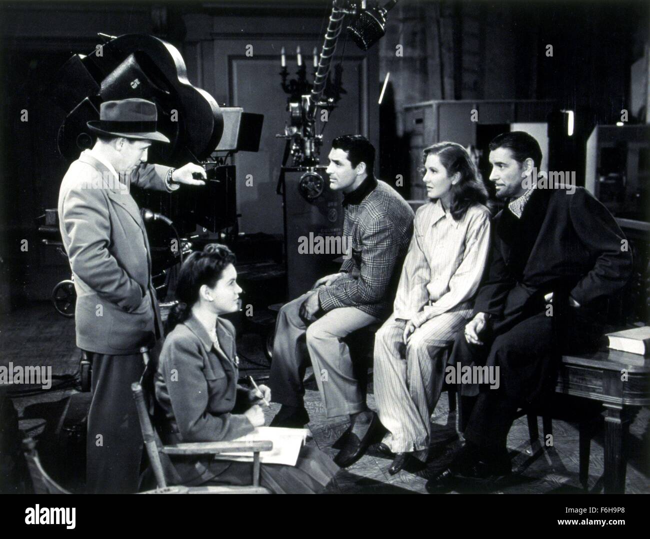 1942, Filmtitel: TALK OF THE TOWN, Regie: GEORGE STEVENS, Studio: COLUMBIA, im Bild: JEAN ARTHUR, hinter den Kulissen, RONALD COLMAN, CARY GRANT, GEORGE STEVENS, Dreharbeiten, Filmkamera. (Bild Kredit: SNAP) Stockfoto