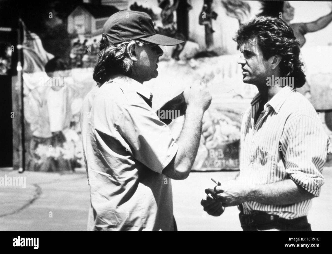 1987, Filmtitel: LETHAL WEAPON, Regie: RICHARD DONNER, im Bild: RICHARD DONNER, MEL GIBSON, MEERÄSCHE, Direktor leitet. (Bild Kredit: SNAP) Stockfoto