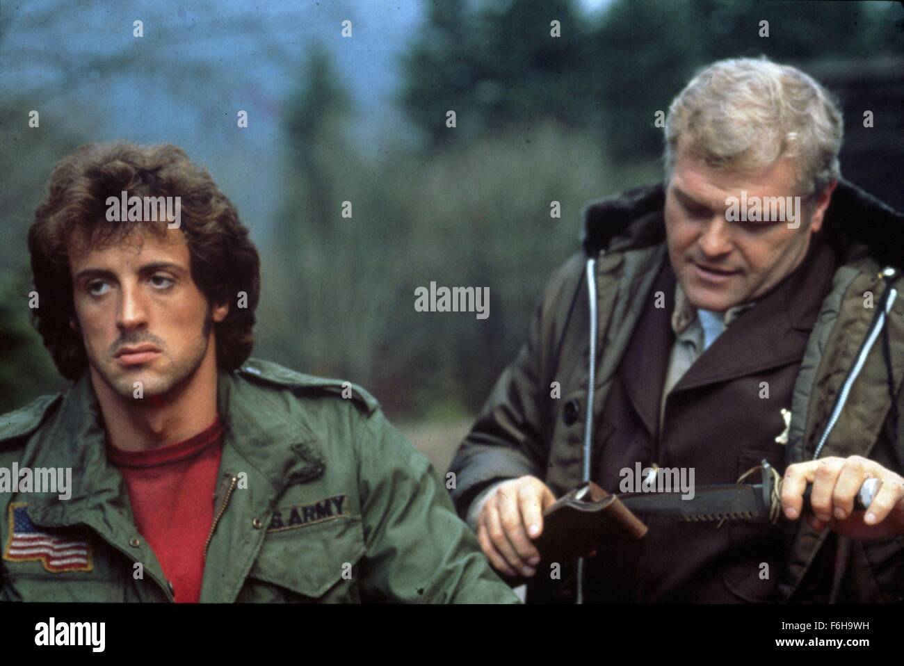 Datum der Freigabe: 22. Oktober 1982 Film Titel: erste Blut Regie: Ted Kotcheff STUDIO: Elcajo PLOT-Produktionen: Rambo ist ein ehemaliger Soldat der United States Special Forces in Vietnam kämpften und gewannen die Congressional Medal Of Honor, aber seiner Zeit in Vietnam verfolgt ihn noch immer. Als er, um Hoffnung, Washington kam, um einen Freund zu besuchen, er wurde aus der Stadt durch den Sheriff William Teasel, die Rambo Beleidigungen geleitet, aber was Karde, die nicht weiß, seine Beleidigung Rambo bis zu dem Punkt wo Rambo wurden heftiger und wurde verhaftet, verärgert als er im county Jail gereinigt wurde, er entkommt und geht auf eine ram Stockfoto