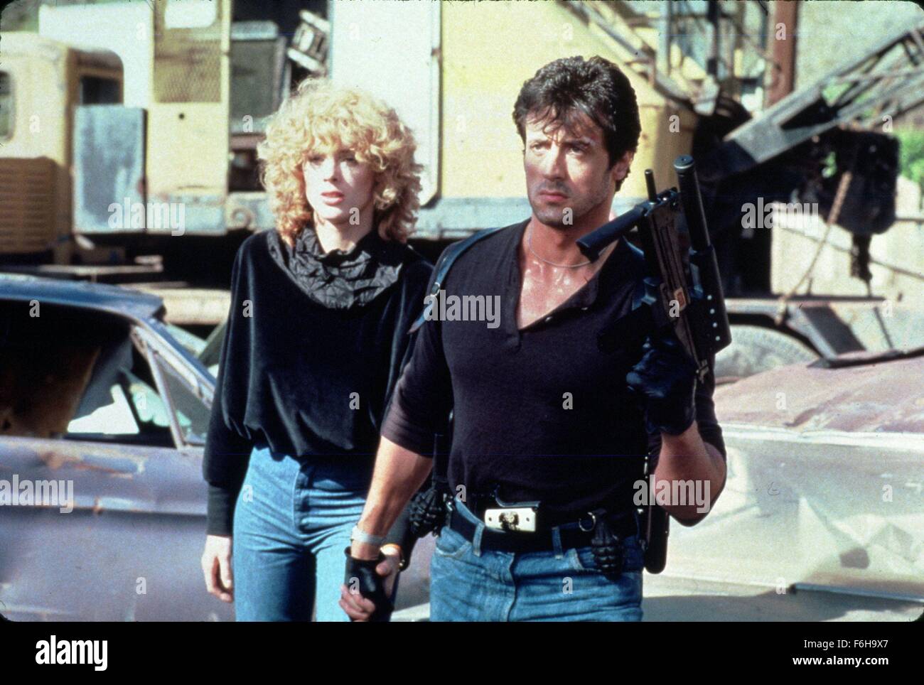 Erscheinungsdatum: 23. Mai 1986 Film Titel: Cobra DIRECTOR: George Cosmatos STUDIO: Cannon Gruppe PLOT: City Cop ist auf der Spur eines Serienkillers. Voller Action und Gewalt. Stallone Fans lieben diese Rambo-Film mit Stallone auf der Jagd statt laufen Bild: SYLVESTER STALLONE als Leutnant Marion Cobretti und BRIGITTE NIELSEN als Ingrid (Credit Bild: C Cannon-Gruppe/Unterhaltung-Bilder) Stockfoto
