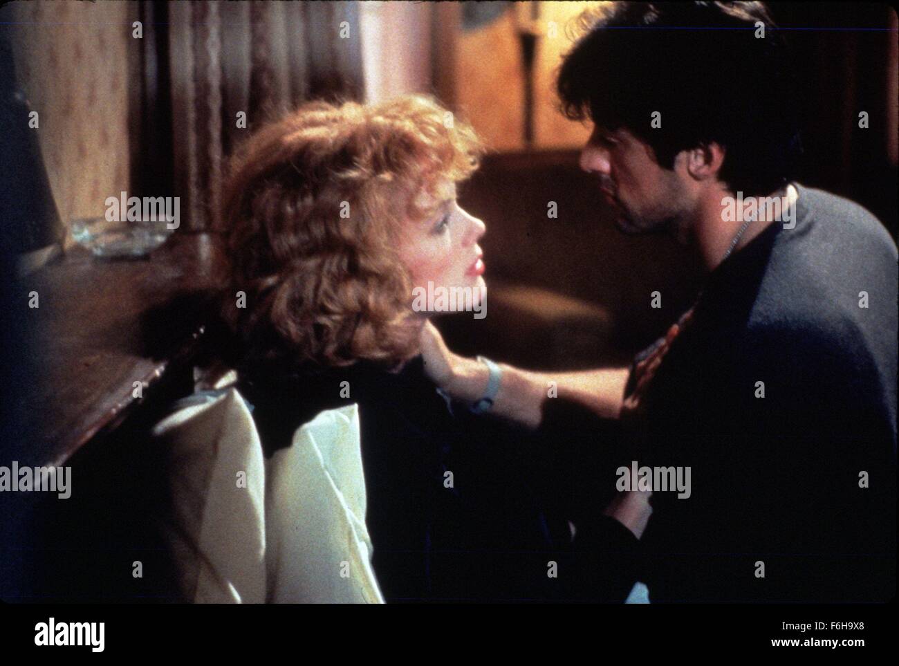 Erscheinungsdatum: 23. Mai 1986 Film Titel: Cobra DIRECTOR: George Cosmatos STUDIO: Cannon Gruppe PLOT: City Cop ist auf der Spur eines Serienkillers. Voller Action und Gewalt. Stallone Fans lieben diese Rambo-Film mit Stallone auf der Jagd statt laufen Bild: SYLVESTER STALLONE als Leutnant Marion Cobretti und BRIGITTE NIELSEN als Ingrid (Credit Bild: C Cannon-Gruppe/Unterhaltung-Bilder) Stockfoto