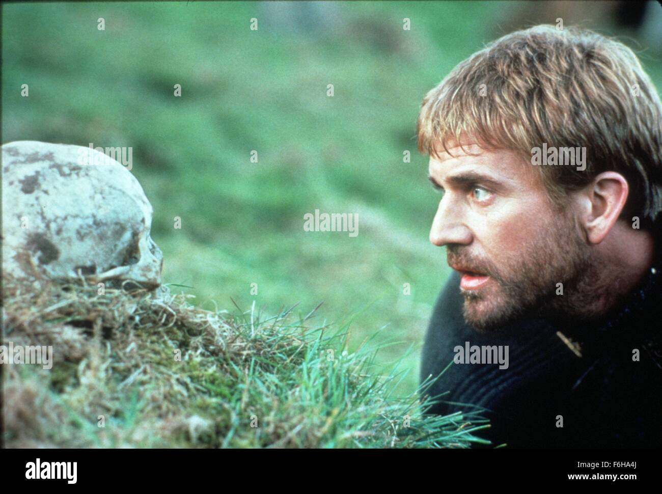 Erscheinungsdatum: 19. Dezember 1990 Film Titel: Weiler STUDIO: Warner Bros.-Bilder-Regie: Franco Zeffirelli PLOT: Hamlet kehrt nach Dänemark zurück, als sein Vater, der König stirbt. Seine Mutter Gertrude hat bereits Hamlets Onkel Claudius, der neue König verheiratet. Sie fordern Hamlet, seine Geliebte Ophelia zu heiraten. Aber bald der Geist von Hamlets Vater erscheint und sagt Hamlet, dass er von Claudius und Gertrude ermordet wurde. Weiler muss wählen zwischen passive Duldung und die Notwendigkeit einer Rache die Tragödie führen könnte.  Im Bild: MEL GIBSON als Hamlet.  (Bild Kredit: C Warner Bros Bilder/besetzte Stockfoto