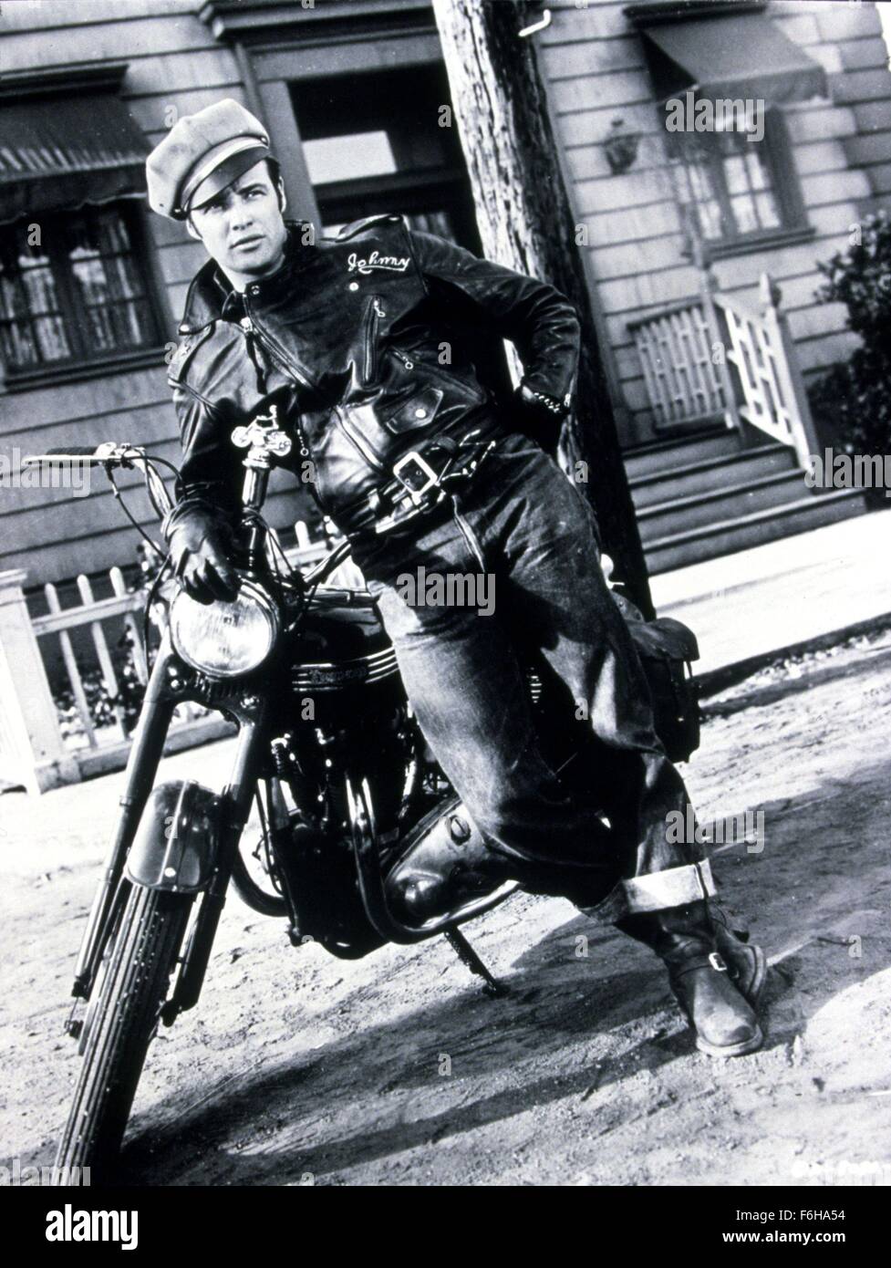 1954, Filmtitel: WILD ONE, Regisseur: LASLO BENEDEK, abgebildet: harter  Kerl, MARLON BRANDO, Kleidung, Lederjacke, Motorrad, Fahrzeug, BAD BOY,  CAP, Mütze, COOL, zu REBELLIEREN. (Bild Kredit: SNAP Stockfotografie - Alamy