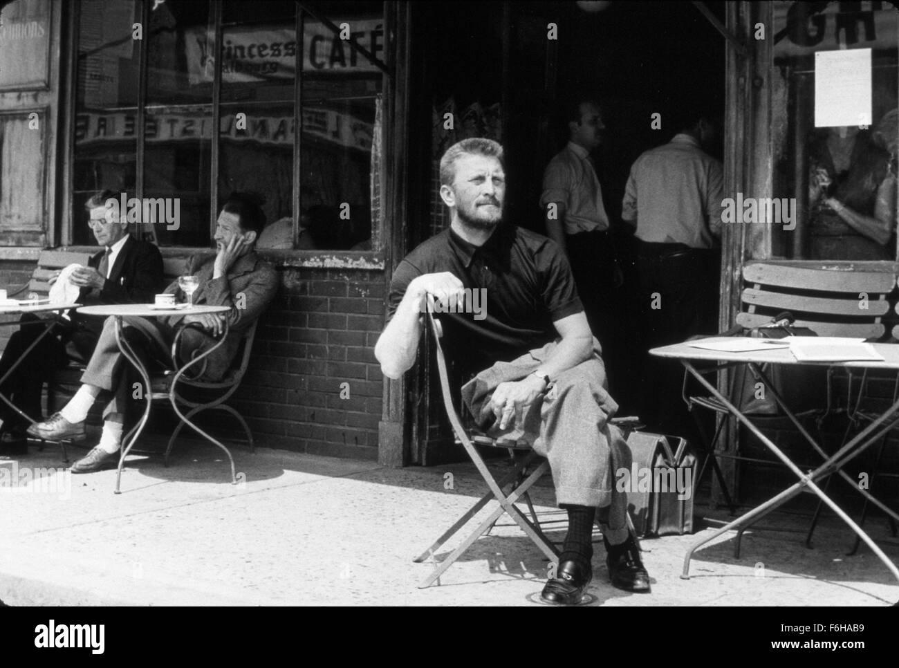 1956, Filmtitel: LUST FOR LIFE, Regie: VINCENTE MINNELLI, Studio: MGM, abgebildet: Frankreich AUVERS, CAFE VAN GOGH, Charakter, KIRK DOUGLAS, VINCENTE MINNELLI. (Bild Kredit: SNAP) Stockfoto