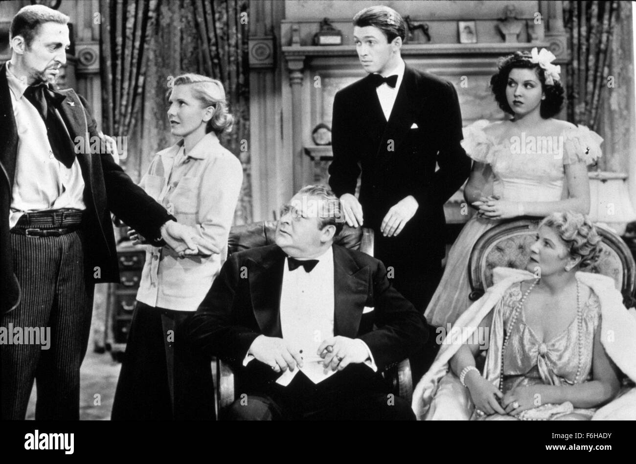 1938, Filmtitel: SIE können nicht mitnehmen, Direktor: FRANK CAPRA, Studio: COLUMBIA, im Bild: 1938, EDWARD ARNOLD, JEAN ARTHUR, MISCHA AUER, AWARDS - Akademie, das beste Bild, SPRING BYINGTON, FRANK CAPRA, ENSEMBLE, ANN MILLER, JAMES STEWART, Zentrum der Aufmerksamkeit, CLOWNERIE, pompös, reich, wohlhabend, schwarze Schafe, Smoking, WERTEND, OSCAR RETRO, OSCAR (Film), DRESSING. (Bild Kredit: SNAP) Stockfoto