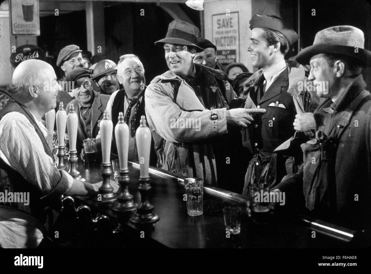 1942, Filmtitel: Mrs MINIVER, Regie: WILLIAM WYLER, Studio: MGM, abgebildet: 1942, AWARDS - Akademie, das beste Bild, ENSEMBLE, RICHARD NEY, WALTER PIDGEON, BAR, OSCAR RETRO, OSCAR (Film), trinken, Alkohol, MILITARY, POINTING, männliche Verklebung. (Bild Kredit: SNAP) Stockfoto