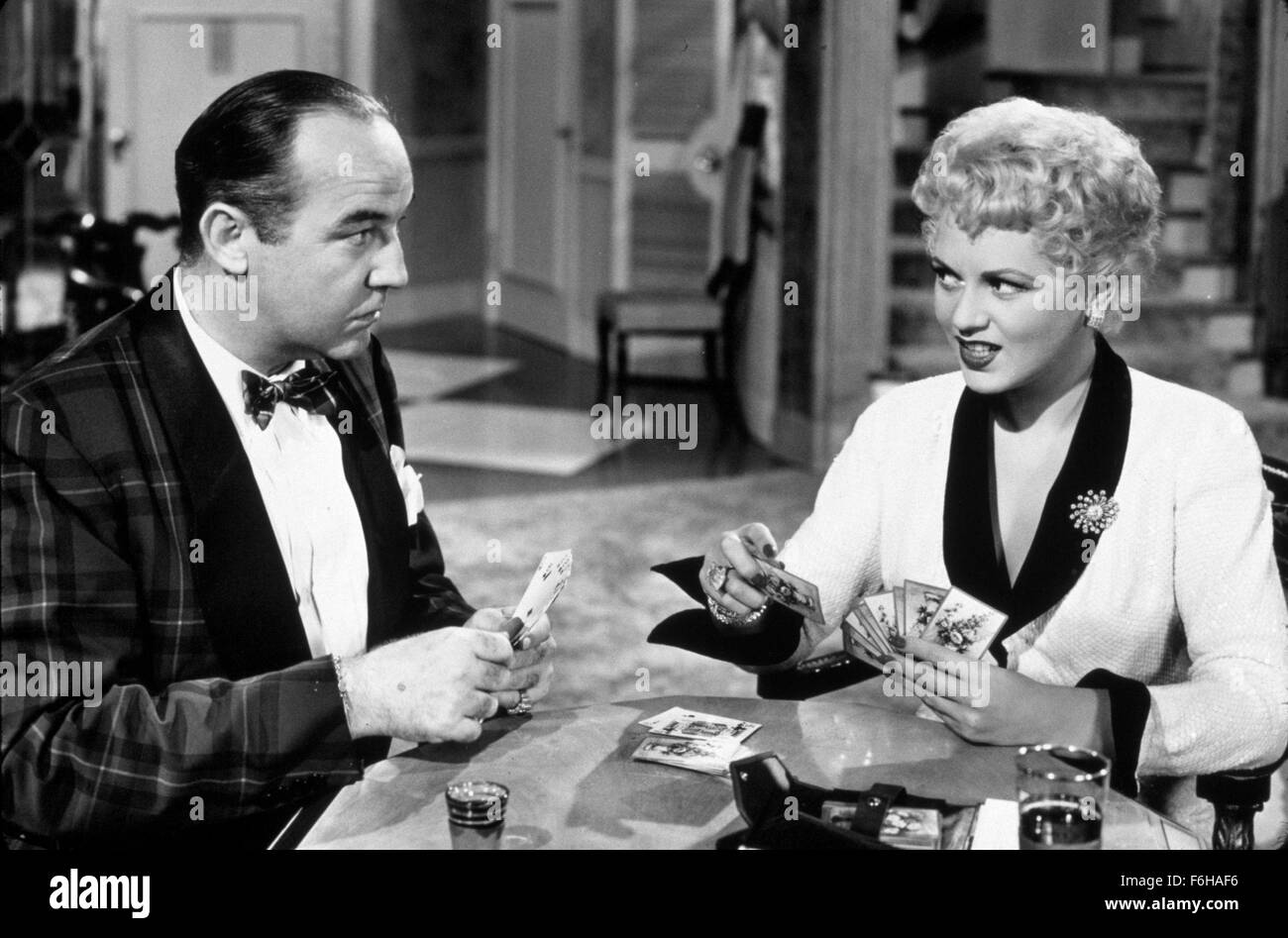 1950, Filmtitel: BORN YESTERDAY, Regie: GEORGE CUKOR, Studio: COLUMBIA, im Bild: 1950, AWARDS - Akademie, beste Darstellerin, BRODERICK CRAWFORD, Glücksspiel, JUDY HOLLIDAY, Spielkarten, OSCAR RETRO. (Bild Kredit: SNAP) Stockfoto