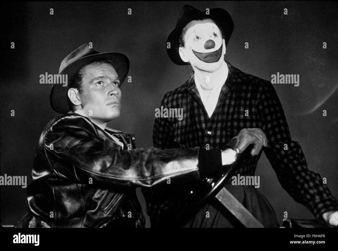 1952, Filmtitel: größte SHOW ON EARTH, Regie: CECIL B DeMILLE, Studio: PARAMOUNT, abgebildet: 1952, AWARDS - Akademie, das beste Bild, CLOWN Make-up, CHARLTON HESTON, JAMES STEWART, OSCAR RETRO, OSCAR (Film), CLOWN, Lederjacke, fahren. (Bild Kredit: SNAP) Stockfoto