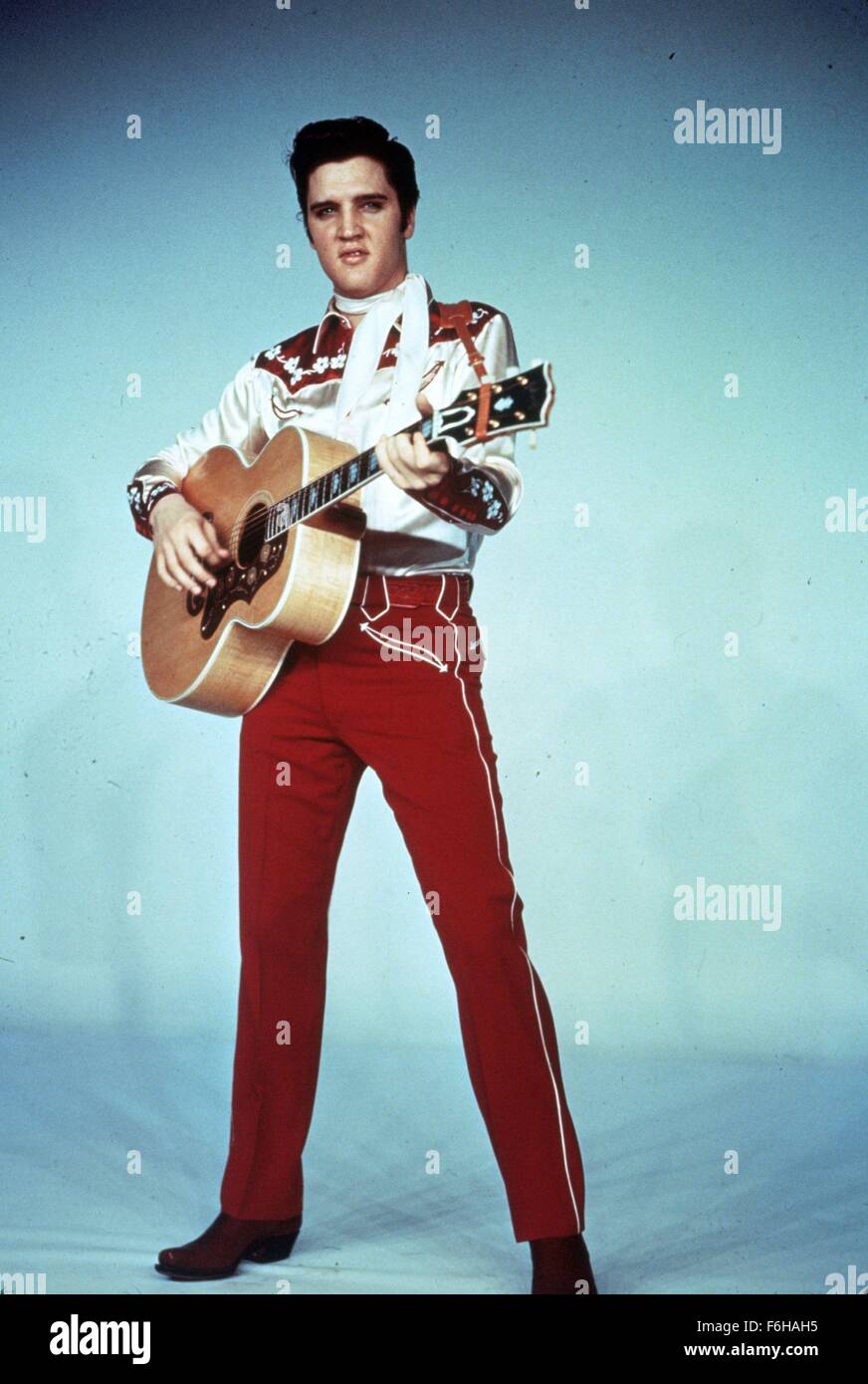 1957, Filmtitel: LOVING YOU, Regie: HAL KANTER, Studio: PARAMOUNT, abgebildet: Gitarre, HAL KANTER, Musikinstrument, spielen, ELVIS PRESLEY, singen, STUDIO. (Bild Kredit: SNAP) Stockfoto 1957, Filmtitel: LOVING YOU, Regie: HAL KANTER, Studio: PARAMOUNT, abgebildet: Gitarre, HAL KANTER, Musikinstrument, spielen, ELVIS PRESLEY, singen, STUDIO. (Bild Kredit: SNAP) Stockfoto