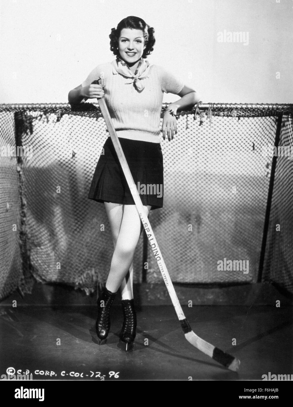 1937, Filmtitel: Mädchen spielen können, Regisseur: HERBERT HILLYER, Studio: COLUMBIA, im Bild: RITA HAYWORTH, HERBERT HILLYER, Eishockey, Schlittschuhe, Schuhe. (Bild Kredit: SNAP) Stockfoto