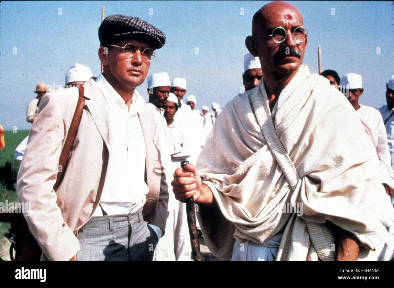 Datum der Freigabe: 25. Februar 1983 Film Titel: Gandhi Direktor: Richard Attenborough STUDIO: International Film Investoren PLOT: 1893, Gandhi wird von einem südafrikanischen Zug für eine indisch und Reisen in ein Abteil ausgelöst. Gandhi erkennt, dass die Gesetze sind voreingenommen gegen Indianer und beschließt, eine gewaltfreien Protestkampagne für die Rechte aller Inder in Südafrika im Bild beginnen: BEN KINGSLEY als Mahatma Gandhi (Credit Bild: C International Film Investoren/Entertainment Pictures) Stockfoto