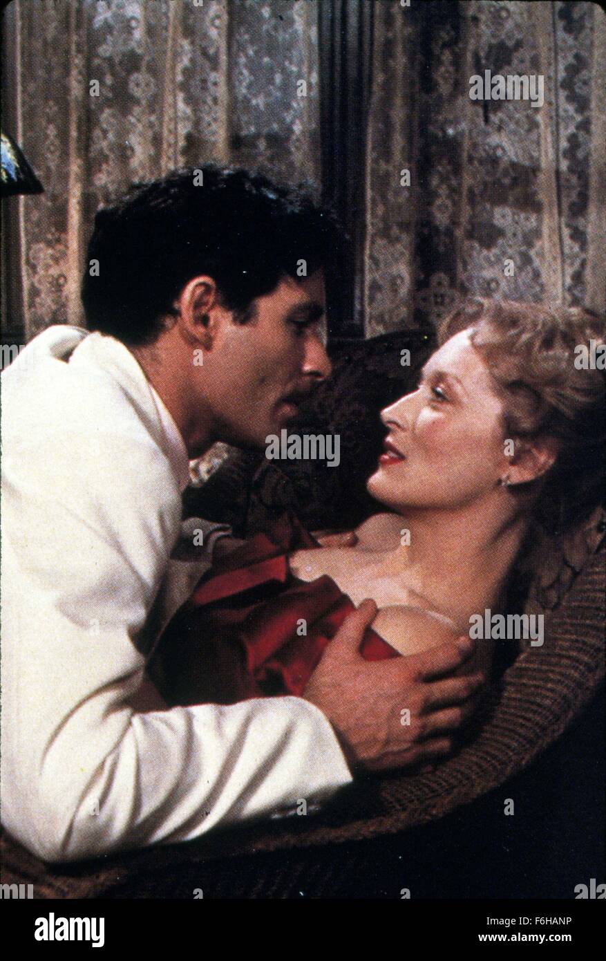 Erscheinungsdatum: 8. Dezember 1982 Film Titel: Sophies Wahl Regie: Alan J. Pakula STUDIO: Keith Barish Produktionen PLOT: Sophie ist der Überlebende der nationalsozialistischen Konzentrationslager, einen Grund zu leben, in Nathan gefunden hat, einem funkelnden wenn unsicher amerikanischer Jude mit dem Holocaust besessen. Sie befreunden Stingo, Erzähler des Films, einer jungen amerikanischen Schriftsteller neu in New York City. Aber das Glück von Sophie und Nathan ist gefährdet durch ihre Geister und seine Obsessionen Bild: MERYL STREEP als Sophie und KEVIN KLINE als Nathan (Credit Bild: C Keith Barish Produktionen/Unterhaltung Bilder /. Stockfoto