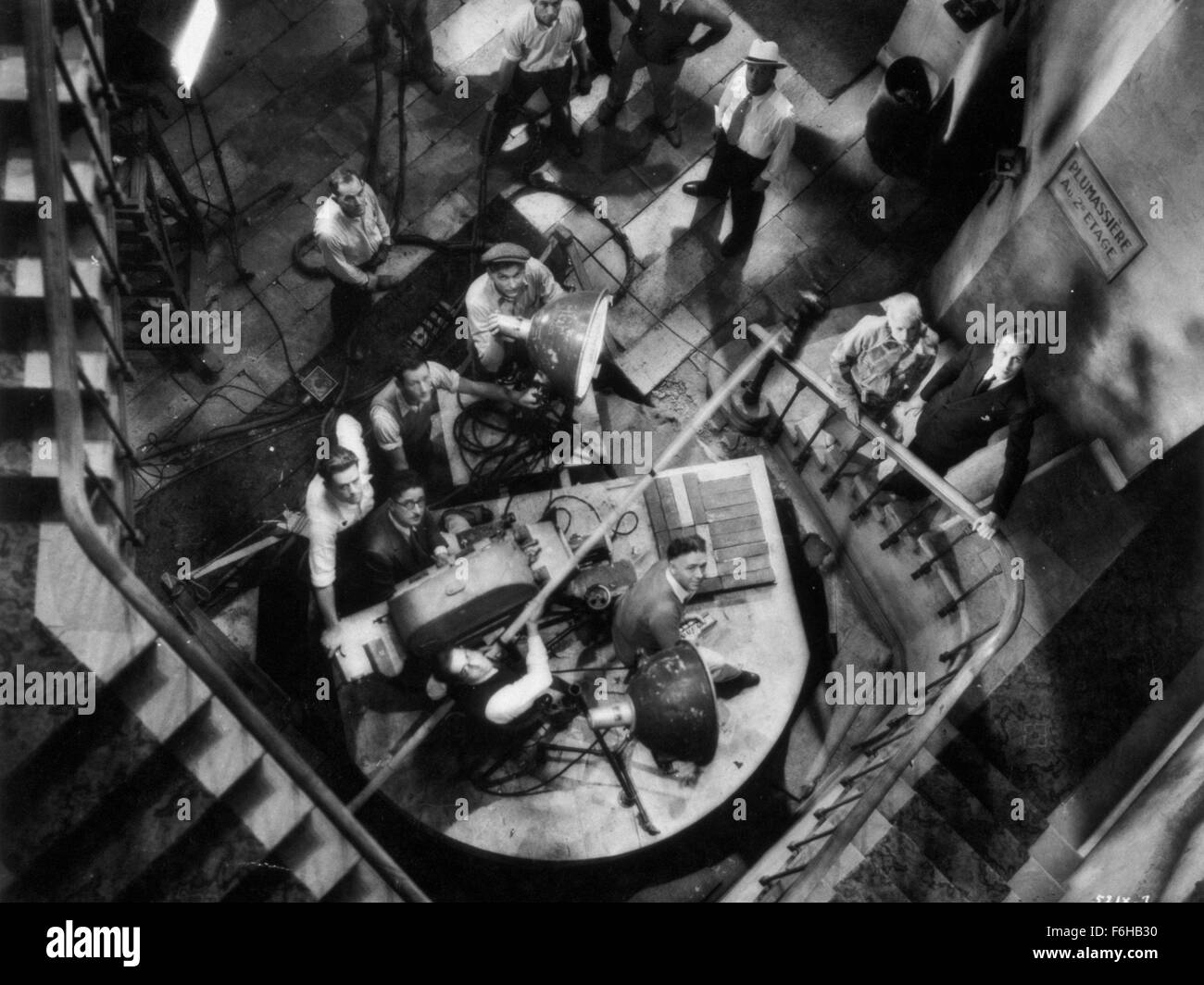 1931, Filmtitel: INSPIRATION, Regie: CLARENCE BROWN, Studio: MGM, im Bild: hinter den Kulissen, CLARENCE BROWN, ENSEMBLE, GRETA GARBO, ROBERT MONTGOMERY, Filmkamera, Filmcrew. (Bild Kredit: SNAP) Stockfoto