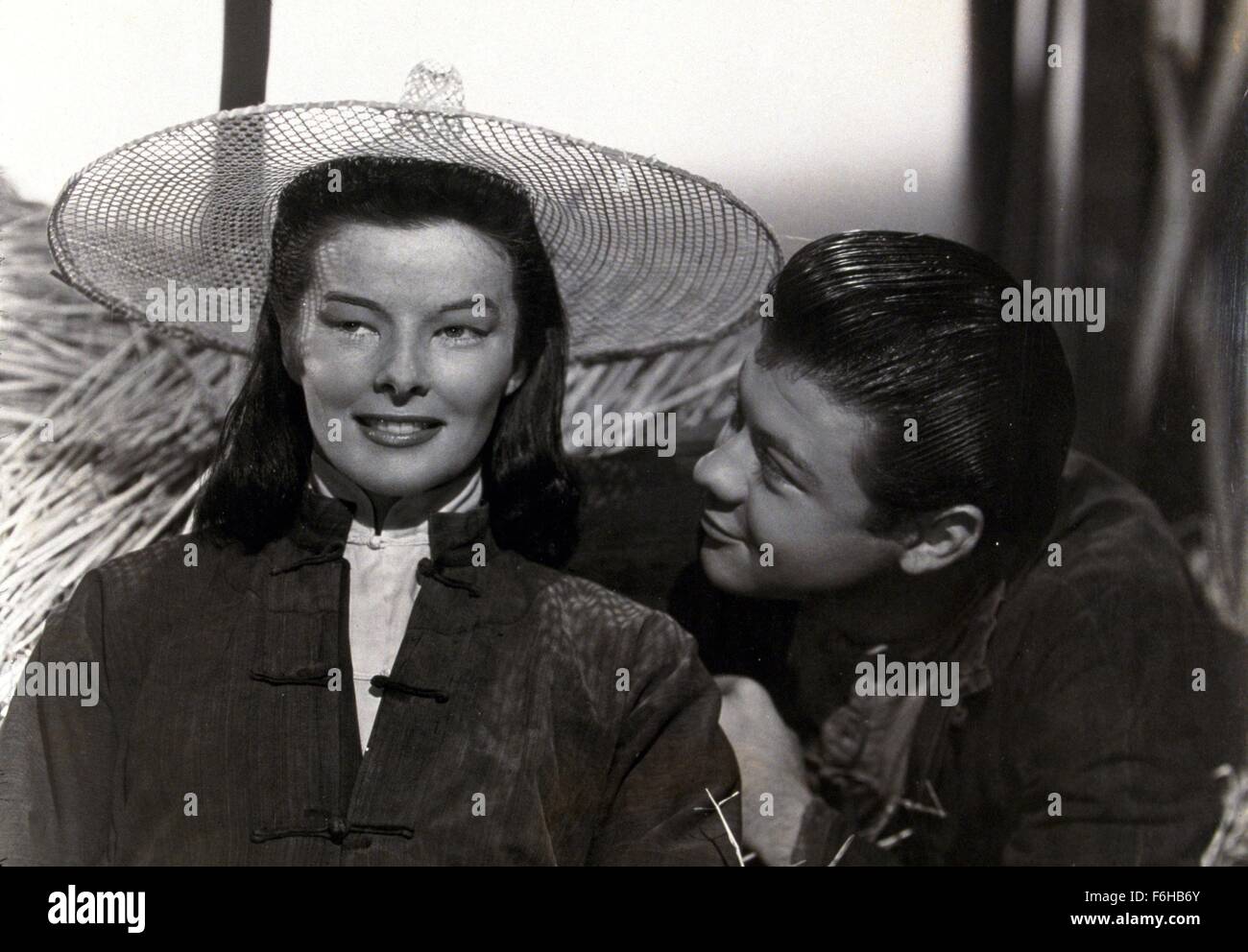 1944, Filmtitel: DRAGON SEED, Regie: JACK CONWAY, Studio: MGM, abgebildet: TURHAN BEY, JACK CONWAY, KATHARINE HEPBURN, orientalische, asiatische Make-up, exotisch, Hut, glücklich, reden, leichte Herz. (Bild Kredit: SNAP) Stockfoto