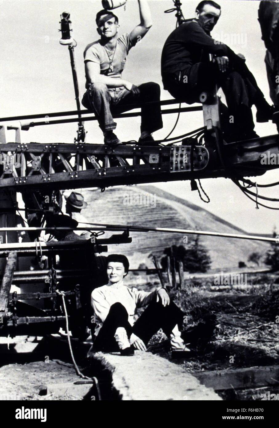 Filmtitel 1944: DRAGON SEED, Regie: JACK CONWAY, Studio: MGM, abgebildet: asiatischen Make-up, hinter den Kulissen, JACK CONWAY, KATHARINE HEPBURN, Filmkamera, Filmcrew, FILMSET, entspannt, sitzen. (Bild Kredit: SNAP) Stockfoto