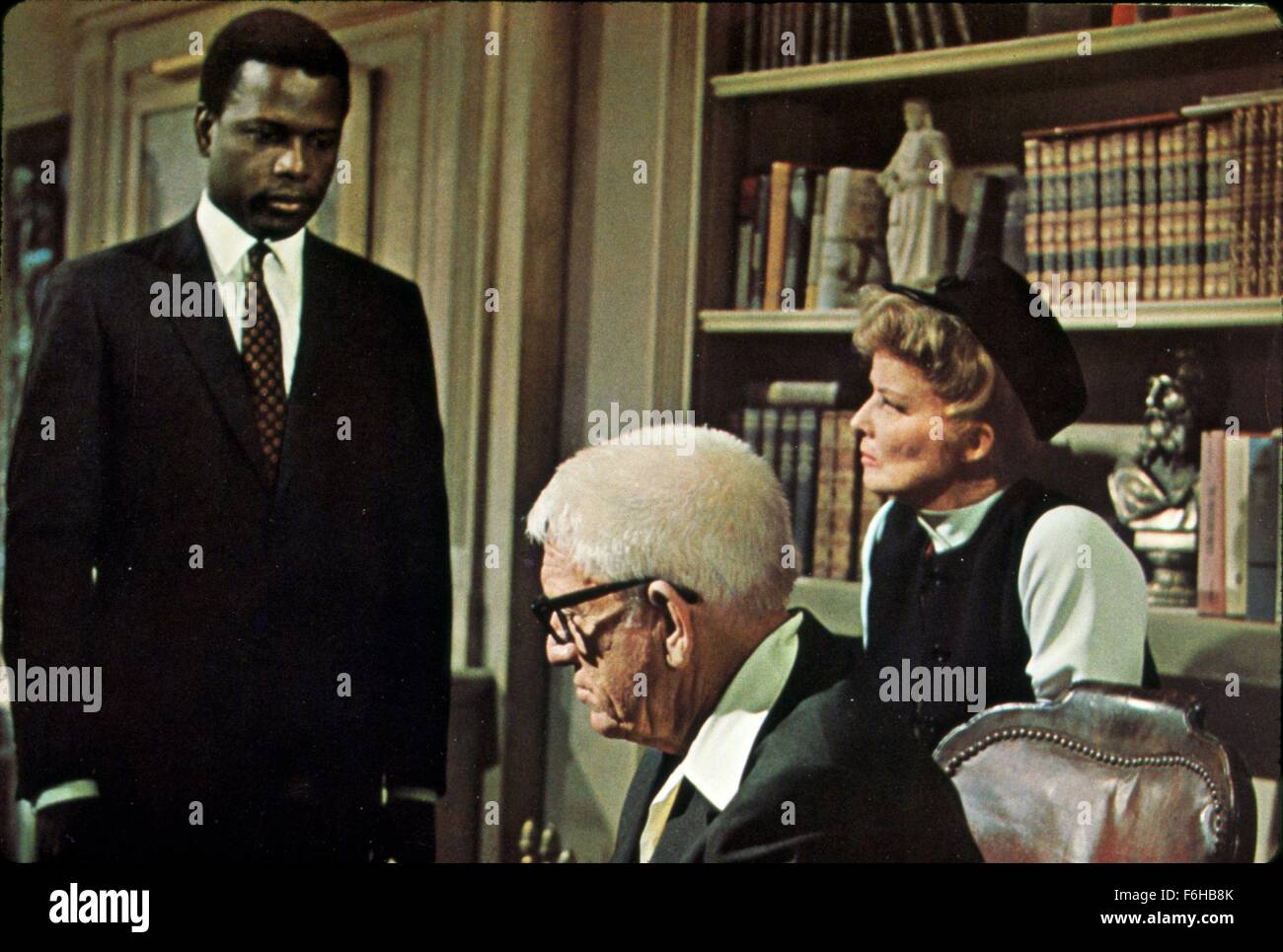 1967, Filmtitel: GUESS WHO es COMING TO DINNER, Regisseur: STANLEY KRAMER, Studio: COLUMBIA, im Bild: 1967, AWARDS - Akademie, beste Schauspielerin, KATHARINE HEPBURN, SIDNEY POITIER, SPENCER TRACY, Bibliothek, Büro. (Bild Kredit: SNAP) Stockfoto