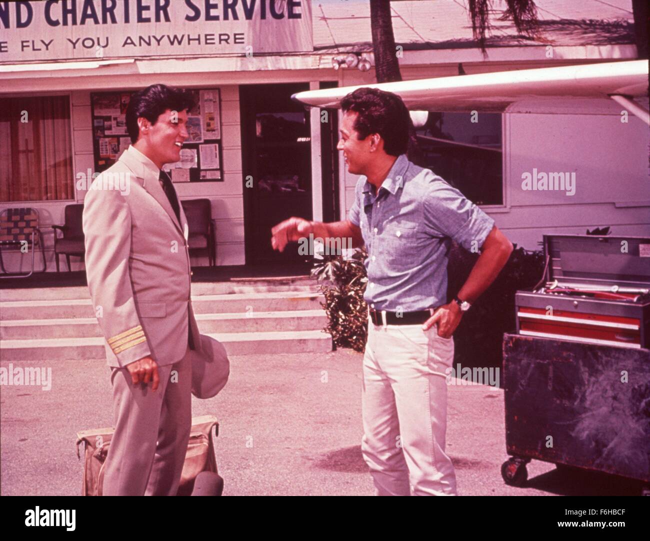 1966, Filmtitel: PARADISE, HAWAIIAN STYLE, Regie: MICHAEL MOORE, Studio: PARAMOUNT, im Bild: MICHAEL MOORE, ELVIS PRESLEY. (Bild Kredit: SNAP) Stockfoto