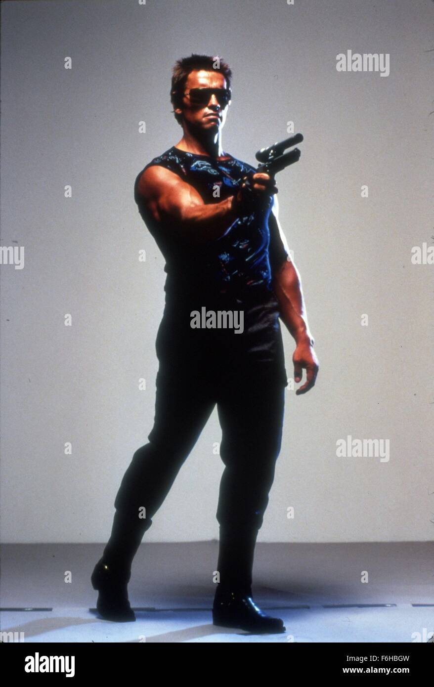 Erscheinungsdatum: 26. Oktober 1984 Film Titel: The Terminator-Regie: James Cameron STUDIO: Hemdale Film PLOT: ein Cyborg aus der Zukunft auf eine tödliche Mission geschickt. Er hat Sarah Connor, eine junge Frau zu töten, dessen Leben in kommenden Jahren eine große Bedeutung haben wird. Sarah hat nur einen Beschützer - Kyle Reese - auch aus der Zukunft geschickt. Der Terminator seine außergewöhnliche Intelligenz und Stärke verwendet, um Sarah zu finden, aber gibt es eine Möglichkeit, die scheinbar unzerstörbare Cyborg Bild zu stoppen: ARNOLD SCHWARZENEGGER als Terminator (Credit Bild: C Hemdale Filmunterhaltung/Bilder) Stockfoto
